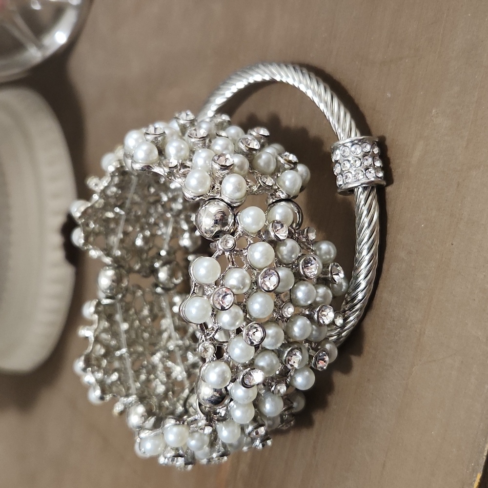 Glitzy faux diamond and pearl bracelet set
